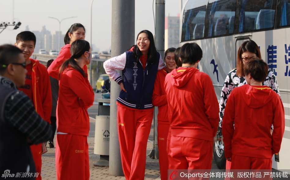 训练场边，陈楠被一群年轻队员团团围住，她微微侧身，认真地倾听着小队员的提问，眼神中满是鼓励与温柔，仿佛在说“别着急，慢慢来”。