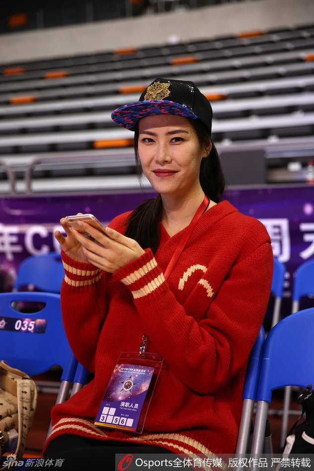 许诺在场边露出甜蜜的微笑，心情大好，大长腿格外引人注目，整个人的状态轻松而愉悦