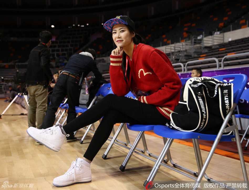 许诺在看台上露出甜美的微笑，不经意间做出卖萌的表情，高挑的身材与甜美的气质形成迷人反差