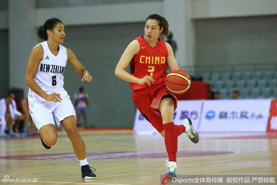 控卫陈晓佳在训练赛中犹如利刃出鞘，面对队友的贴身紧逼，她压低重心运球强行突破，眼神里满是不服输的倔强。