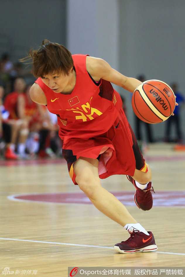 训练结束后的混战瞬间，黄红玭、陈楠、孙梦然等多人在篮下拼作一团，为了一个球权奋力争抢，场边的摄影记者Osports用镜头记录下这真实的战斗时刻。