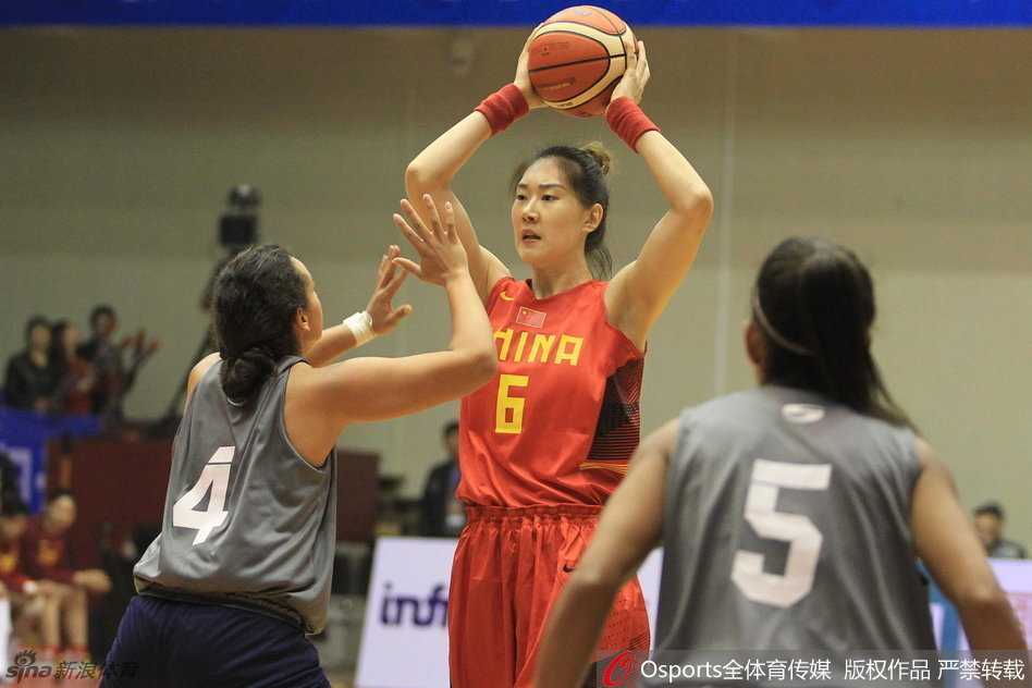 女篮高塔高位持球，目光如炬洞察全场