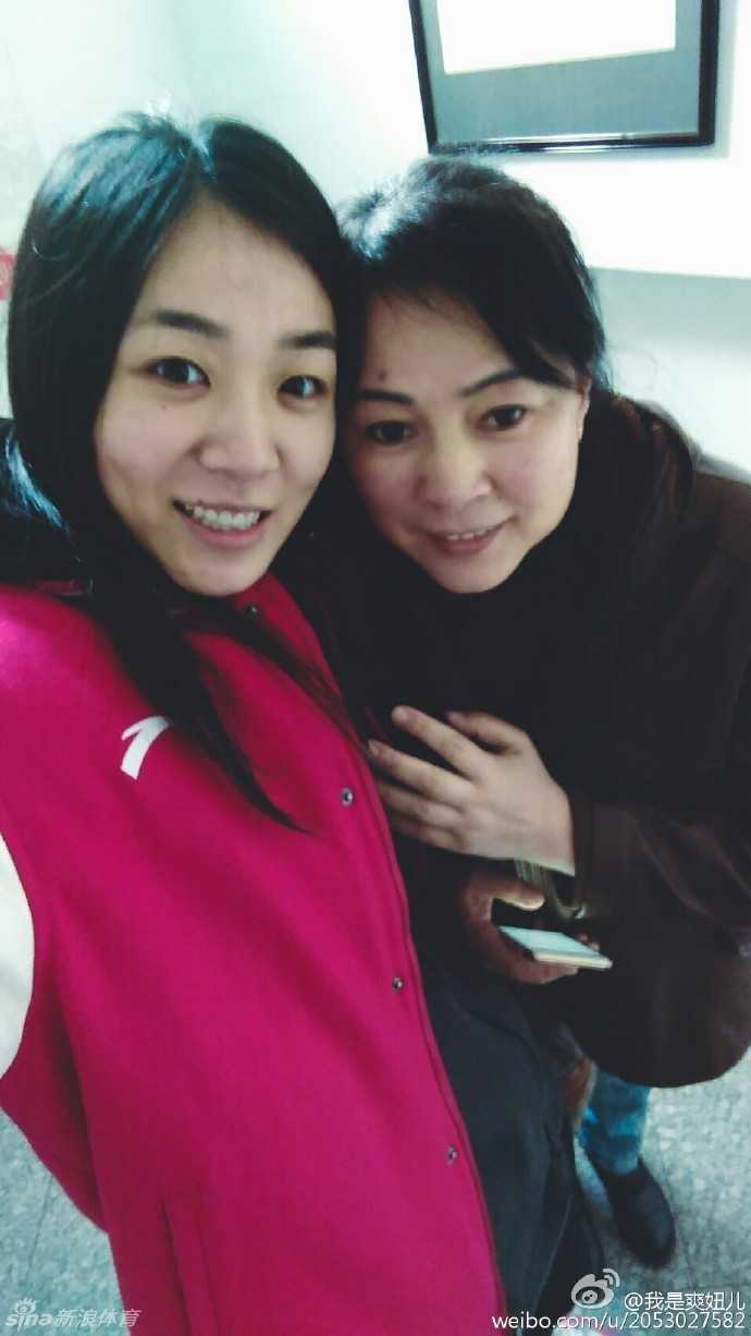 赵爽坐在草地上整理鞋袜，全神贯注的侧脸温柔又认真，阳光洒在她的长发和长腿上，此刻的她不再是球场上的“爽哥”，只是一个沉浸在生日喜悦中的爱美女孩。