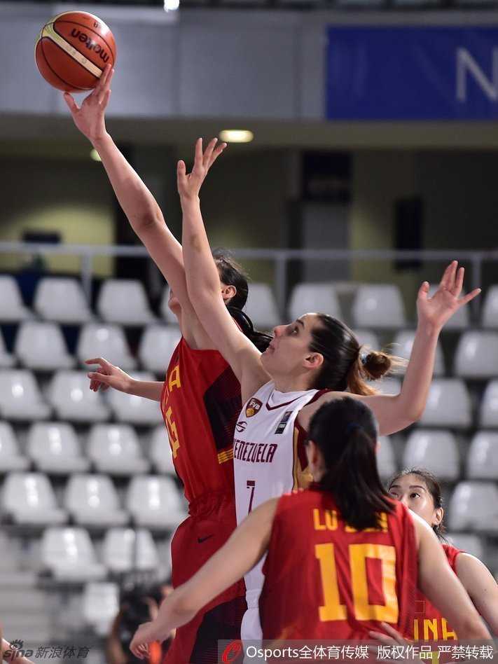 球员奋不顾身飞身扑向场外救球，展现了极高的职业素养和拼搏精神。