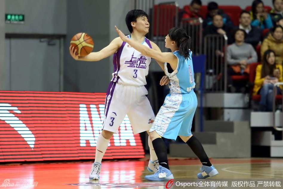 仙杨-帕克在罚球线上稳稳出手，全场目光聚焦于她，这一球关乎着球队逆转的希望。