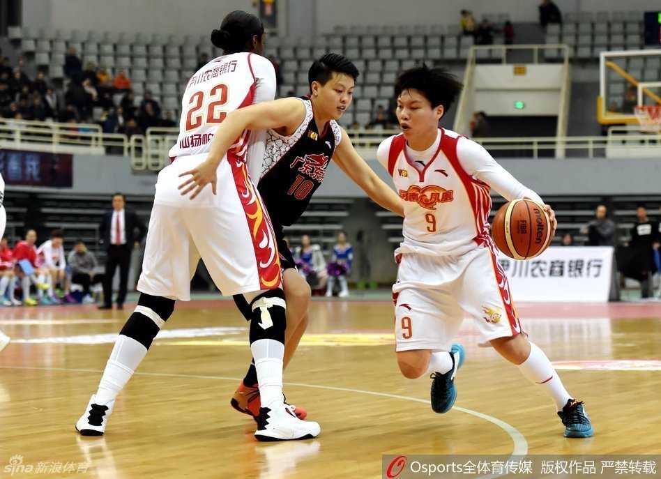 河南队发动闪电反击，身穿深色球衣的队员如离弦之箭般持球推进，她无视前方的防守者，眼神坚毅地盯着篮筐，准备完成一次势在必得的单手上篮，整个球馆的空气仿佛都为此凝固。