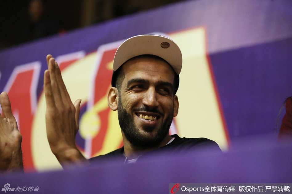 上海队内线进攻展现出绝对的统治力，球员在三人合围中高高跃起，用一记招牌式的单手抛投将球送入网窝，防守者只能望球兴叹，这瞬间的力量与技巧令人叹为观止。