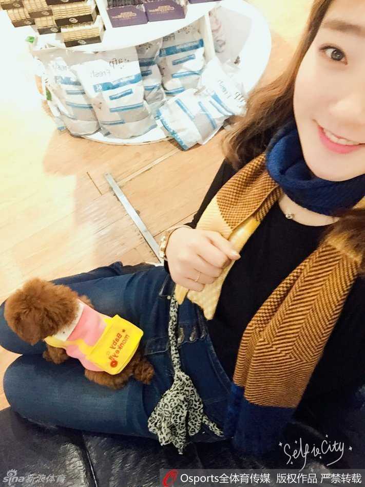 镜头下的李梦眼神清澈，带着一丝俏皮，与怀中小泰迪懵懂的表情相映成趣，仿佛两个彼此信任的好朋友