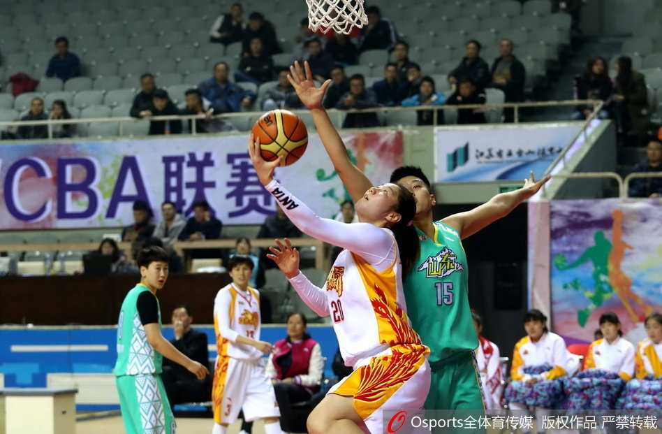 八一女篮队长露雯在山西队严防下依然果断跳投，眼神坚毅展现女篮精神