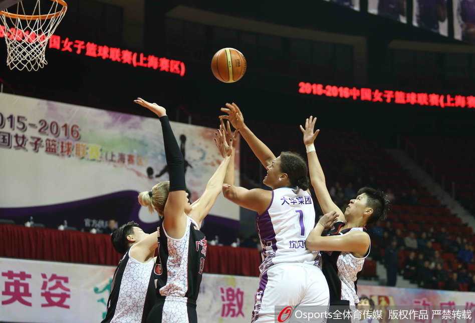 北京女篮外援福尔斯在新疆队内线群中强势摘得篮板，奠定逆转基础的霸气瞬间