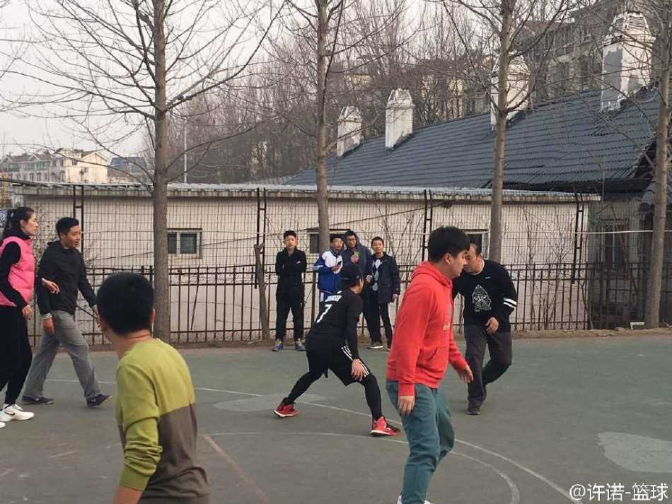 前女篮国手许诺在球场上对镜自拍，高挑的身材和出众的气质让她在人群中格外亮眼，无愧于“女篮颜值标杆”的称号。