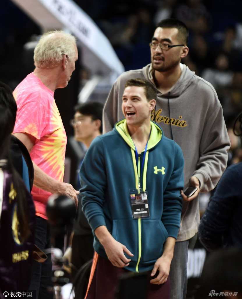 身披上海队战袍的吉默·弗雷戴特在PAC-12中国赛现场，脸上洋溢着标志性的灿烂笑容，仿佛已经胜券在握。