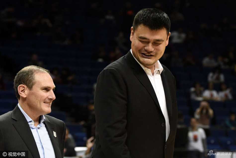 姚明起身向四周的观众挥手致意，脸上挂着从容的微笑，感谢大家对中国篮球的热情支持。