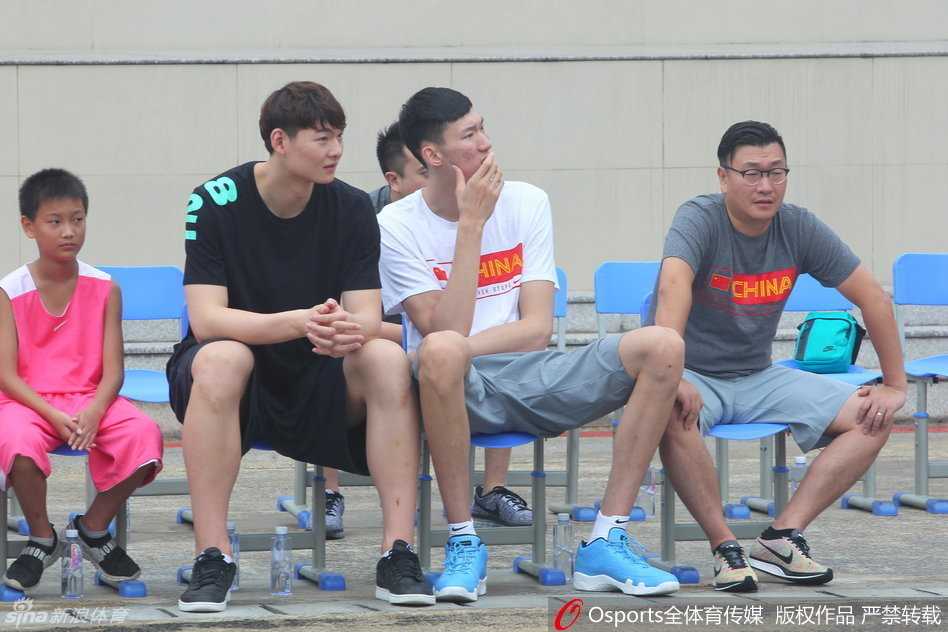 篮球巨人姚明与爱妻叶莉在场边相视而笑，叶莉的目光中满是支持，共同为公益事业贡献温暖力量。