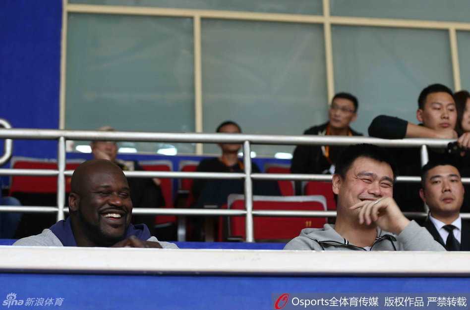 姚明的父母也低调出现在看台上，专注地观看比赛，为儿子的球队默默加油，眼神中透露出对儿子的骄傲与支持。