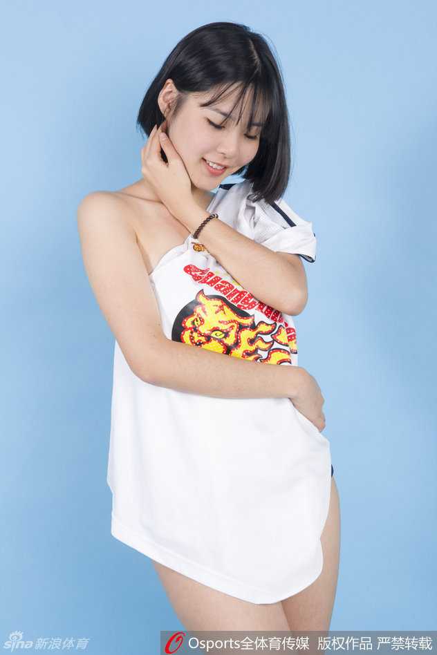 充满活力的宝贝轻轻掀起手中的宏远球衣，展现出健康性感的马甲线和一双笔直修长的美腿，她用这个动作为支持的球队加油打气。