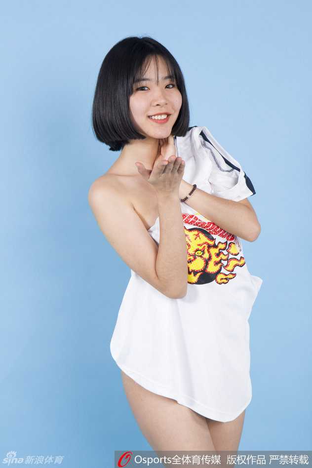 一位俏皮的篮球宝贝在镜头前不经意地露出迷人香肩，她低头沉思的模样显得既可爱又专注，仿佛在思考着宏远队下一场的战术。