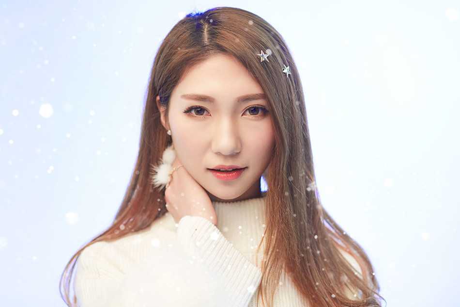 头戴黑帽身穿绿衫的少女，手抱圆球，眼神俏皮，活力满满的运动气息扑面而来