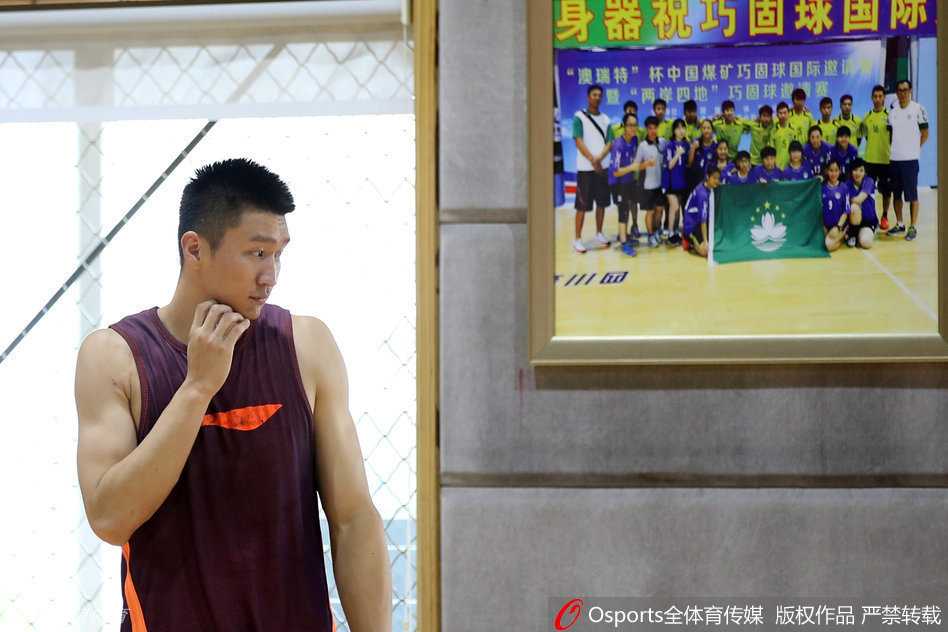 北京男篮全队在体测场地集结，孙悦、张庆鹏、翟晓川等人站成一排，展现出团结向上的精神风貌。