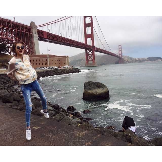 陈露和王仕鹏的妻子李跑一起现身NBA总决赛现场，闺蜜二人对着镜头开心自拍，记录下这激动人心的“看球路上”的每一刻。