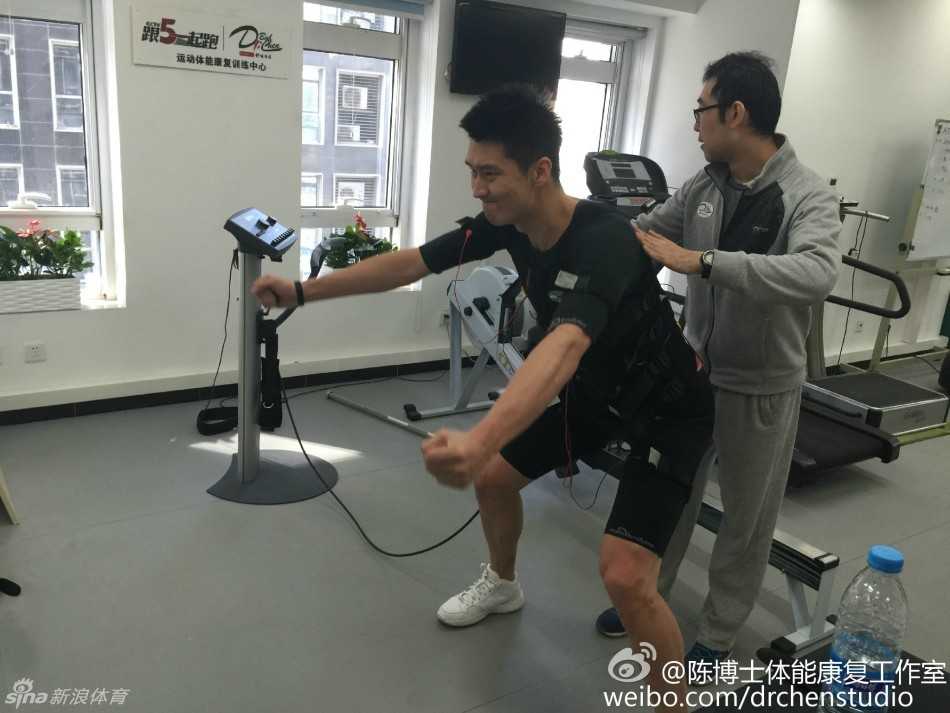 孙悦和苏伟在训练间隙凑在一起，盯着屏幕上的NBA直播，两人脸上露出了难得的轻松笑容，紧绷的神经在这一刻得到了短暂的舒缓。