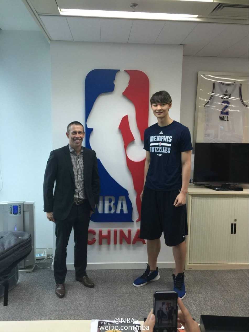 王哲林面对着镜头比出胜利手势，轻松的神态背后，是对未来NBA生涯跃跃欲试的自信与期待。