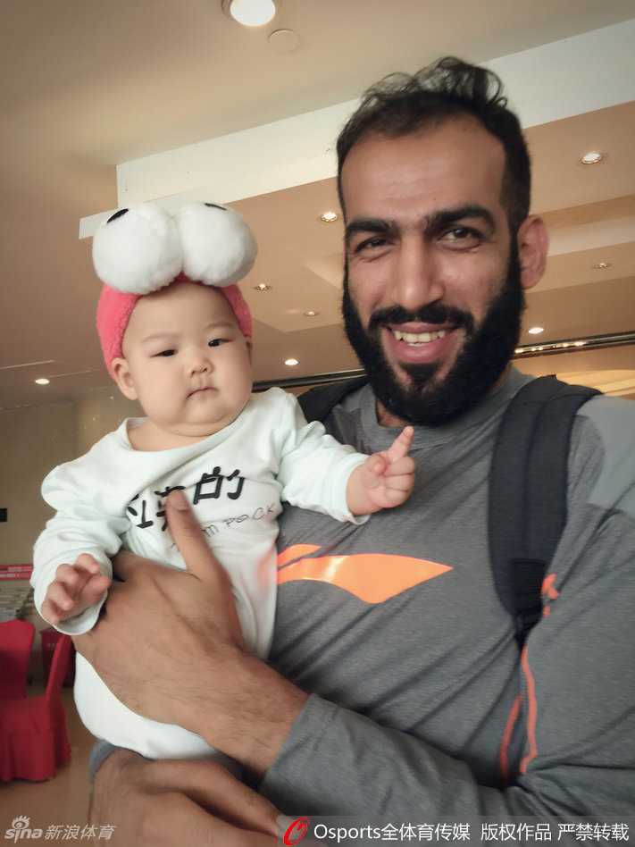 另一位球员小心翼翼地从孟达手中接过孩子，大家围成一圈，生怕磕碰到这个软糯的小家伙。小公主则安静地躺在陌生又温暖的怀抱里，乖乖地当一个被争相传递的“队宠”，肉嘟嘟的小手自然地蜷在胸前。