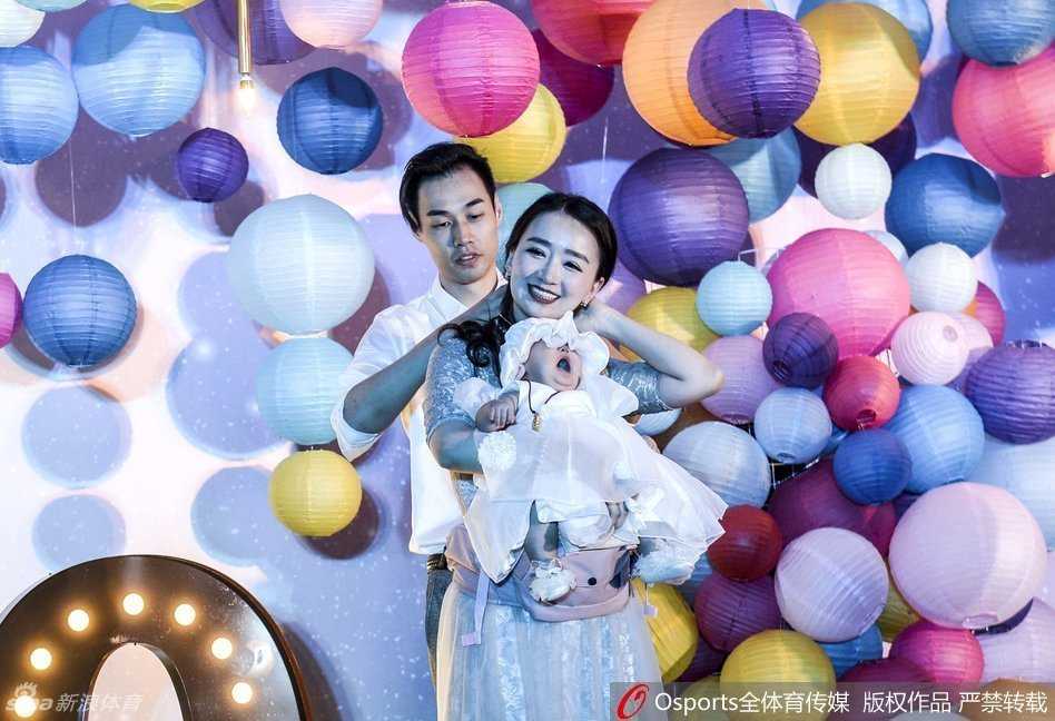 孟达手持话筒站在台上讲话，眼神却始终温柔地望向怀中的小宝贝，身旁的妻子笑意盈盈地看着父女俩，温馨的氛围弥漫在整个会场，这是属于他们最难忘的家庭记忆。