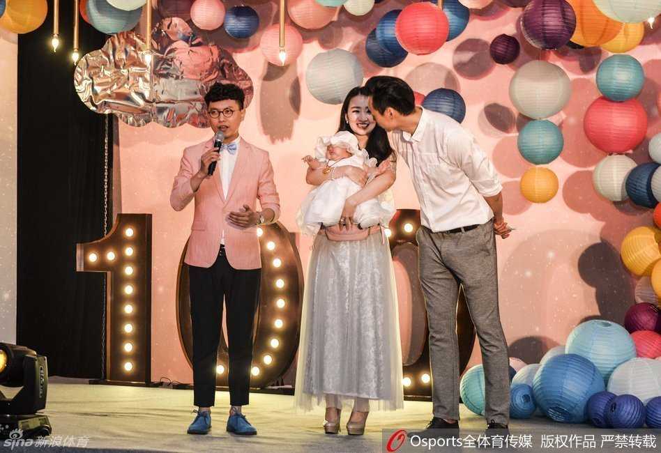 孟达抱着女儿与现场的小朋友们温馨合影，他亲切地蹲下身子，让小宝宝也融入这欢乐的氛围中，笑容满面的“达锅”展现了铁汉柔情的一面，毫无球星的架子。