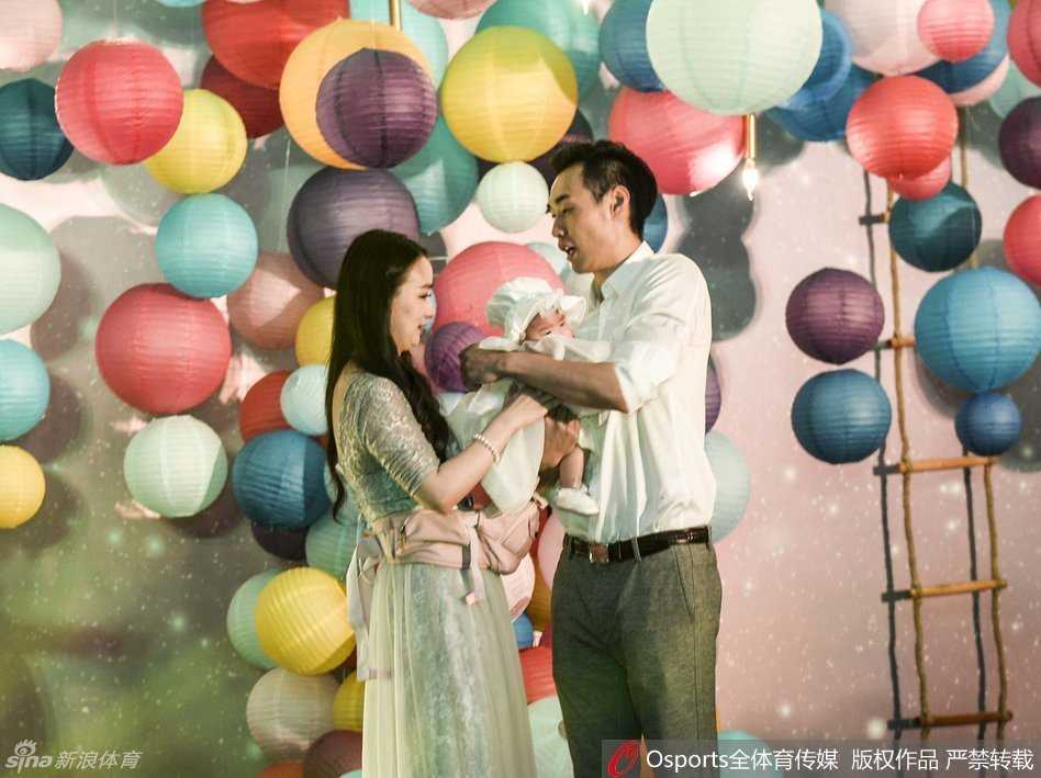 篮球硬汉孟达将宝贝女儿紧紧搂在怀中，眼神里满是初为人父的宠溺与温柔，妻子赵丹丹依偎身旁，一家三口同框的画面仿佛定格了此刻所有的甜蜜与幸福。