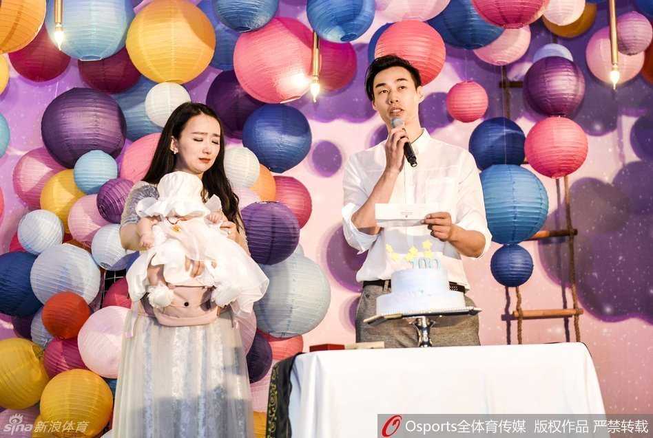 孟达的好友、江苏篮球名将易立低调现身百日宴现场，他面带微笑注视着这个幸福的家庭，眼神中流露出对老友孟达的诚挚祝福，兄弟情谊在这一刻默默传递。