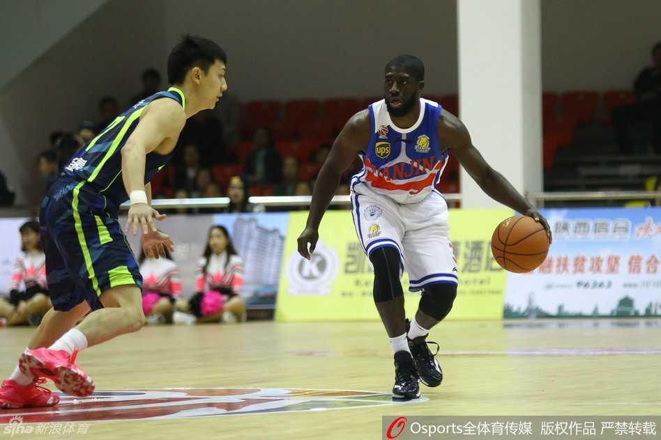 广东队主帅杜锋在场边激情指挥，他眉头紧锁，双手拢在嘴边大声向场内队员传达着战术指令，严峻的表情透露出对场上细节的极高要求。