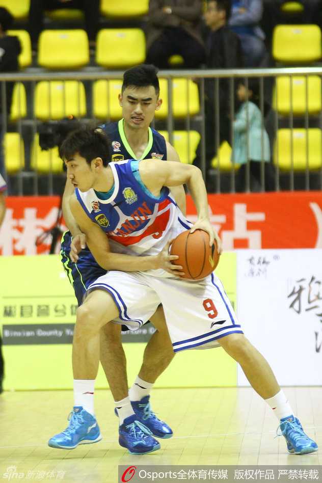 广东队年轻球员高尚全力起跳，长臂伸展试图封盖天津队张智涵的投篮，这次外线之间的攻防对决体现了年轻球员的拼劲和活力。