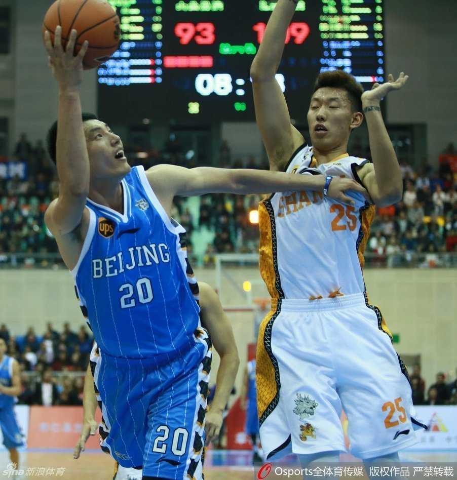 翟晓川在身体失去平衡的瞬间仍然奋力将球抛向篮筐，这股拼劲儿正是北京队本土球员精神风貌的缩影。