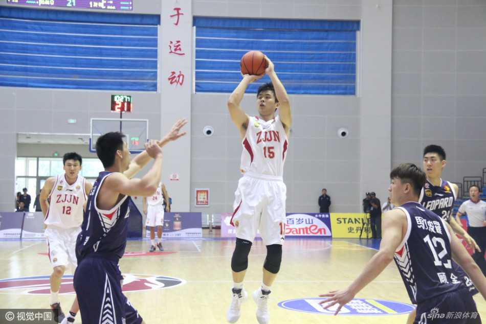 篮下瞬间成为肌肉丛林，深圳队与浙江队的几名大汉同时起跳，手臂交织，为了一个篮板球展开最原始的肌肉碰撞，雄性荷尔蒙气息扑面而来。