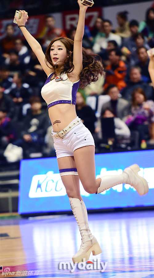 姐妹齐心，其利断金。两位宝贝跪地秀出美腿长靴，妩媚身姿让人移不开眼