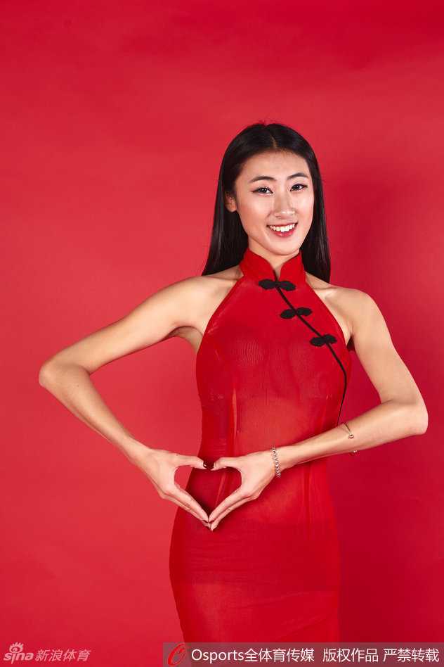 侧身回眸曲线玲珑 写真棚内洋溢青春荷尔蒙