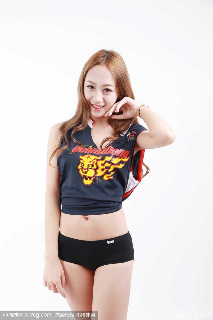 宏远女球迷肌肤胜雪，面对镜头俏皮地比出‘二’的手势，眼神中闪烁着对球队胜利的坚定信念和无限喜悦。