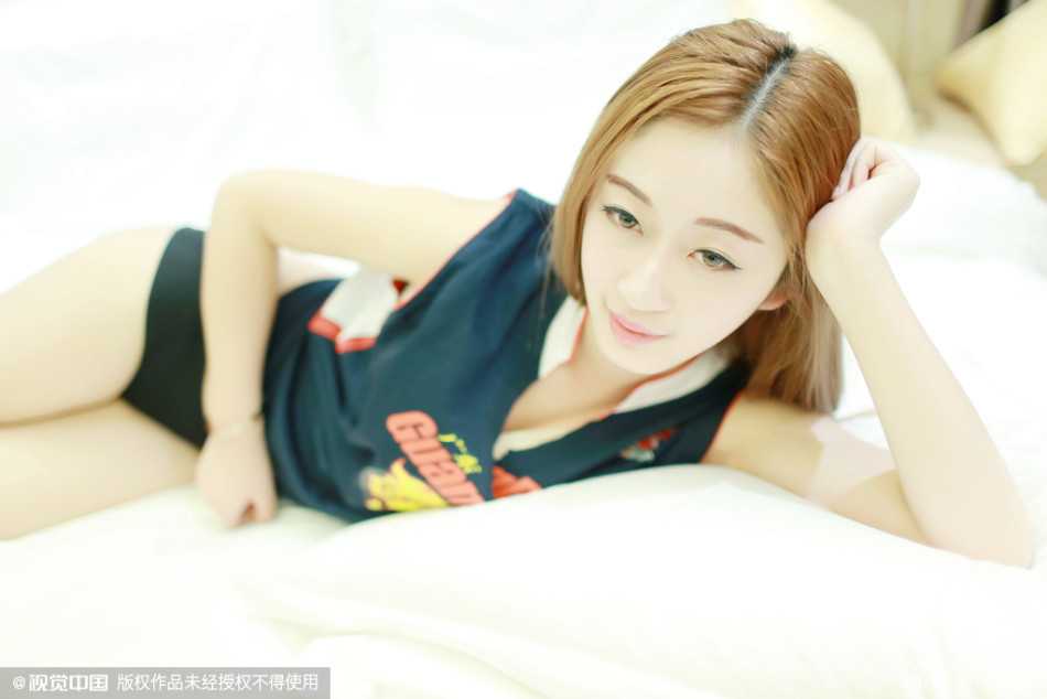 两位宝贝在场边亲密互动，左边宝贝挥动助威棒笑容灿烂，右边宝贝高举毛巾激情呐喊，身后是逐渐坐满的观众席，赛前气氛已被点燃