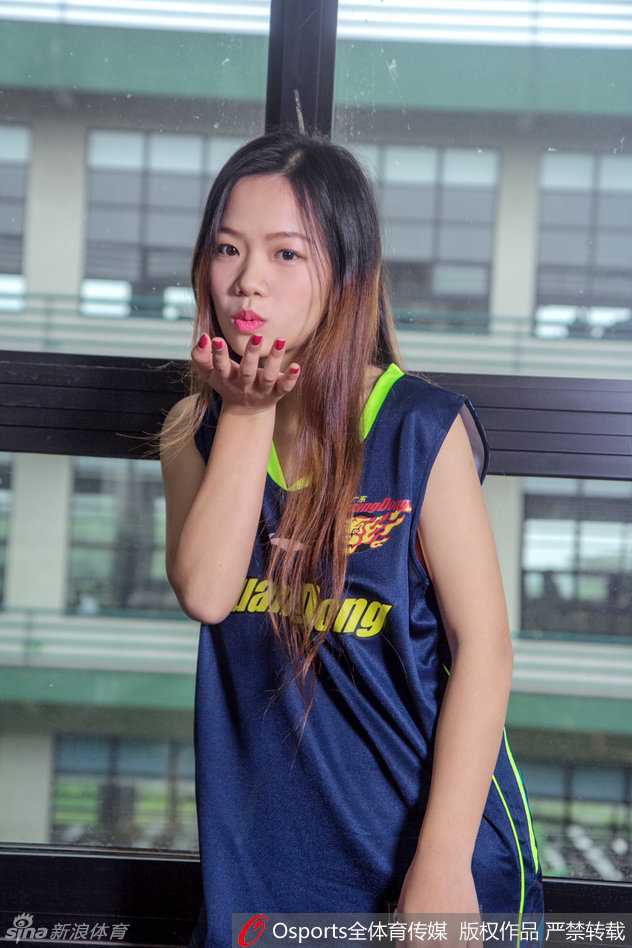 一位宏远宝贝手持篮球，做出俏皮的教学手势，仿佛在邀请全场球迷一起加入这场捍卫主场的篮球课，笑容甜美感染力十足