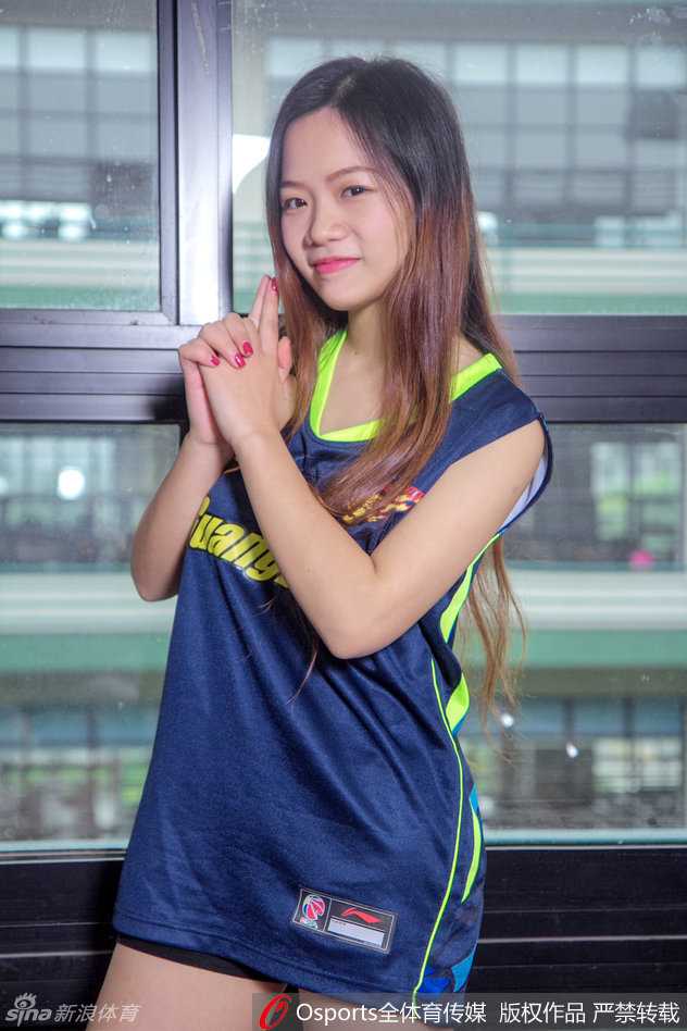 表演高潮时刻，一名宏远宝贝在队友的托举下高高跃起，双手指向篮筐，仿佛在指引球队进攻的方向，全场气氛随之沸腾