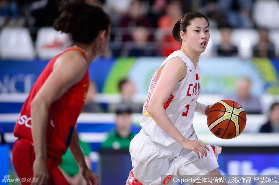 陈晓佳面对紧逼防守，犹如利刃出鞘，用娴熟的背后运球戏耍对手，坚决执行教练的战术布置。