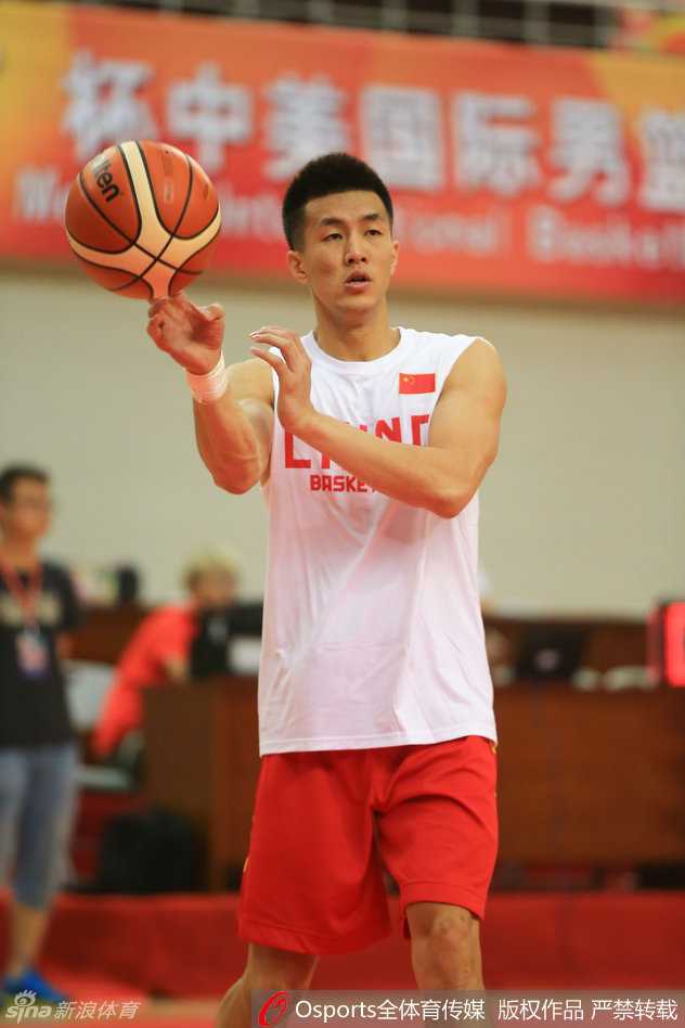 前锋丁彦雨航与周鹏一对一斗牛，两人肌肉碰撞激烈，展现出国家队训练的高强度和良性竞争。