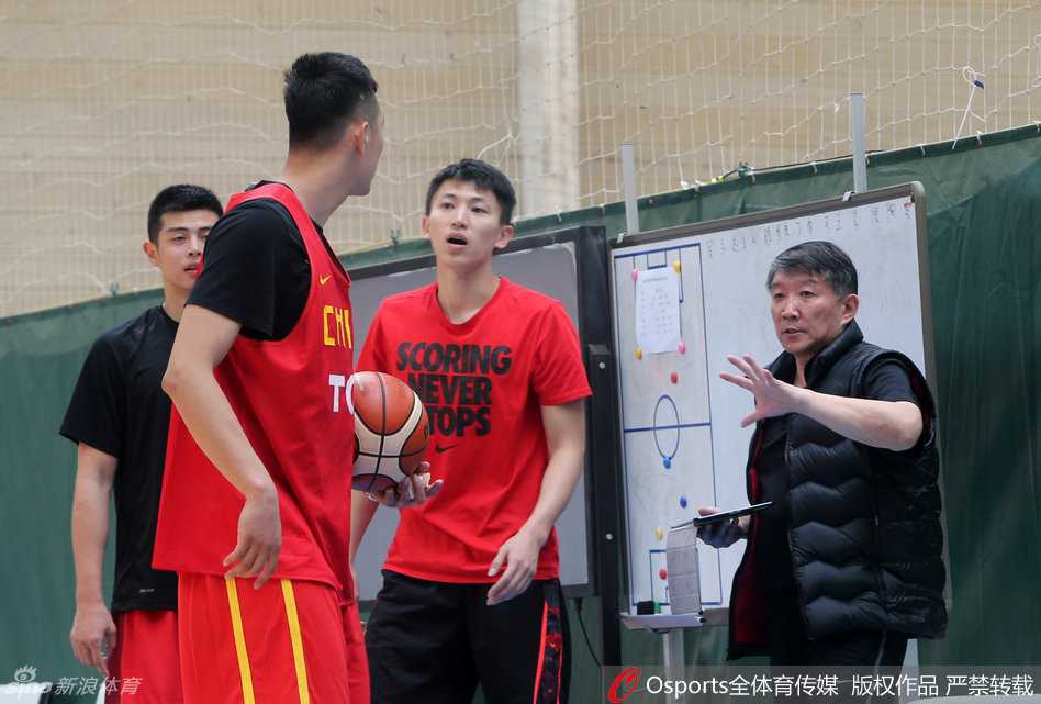 男篮功勋教头宫鲁鸣神情专注，在训练场上对球员进行细致入微的手把手指导，眼神中透露出对弟子们的严格要求与殷切期望。