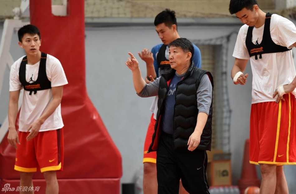 李根在三分线外张手投篮，皮球刚刚离手，他的眼神中满是自信与期待，仿佛这记远投已经穿越了高原的空气，直奔篮筐中心。