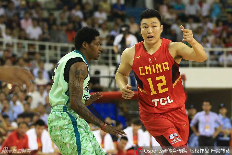 王哲林在多人包夹的缝隙中艰难得球，他双臂高高扬起护住篮球，全身肌肉紧绷，脸上写满了在禁区肉搏战中寸土必争的决绝。