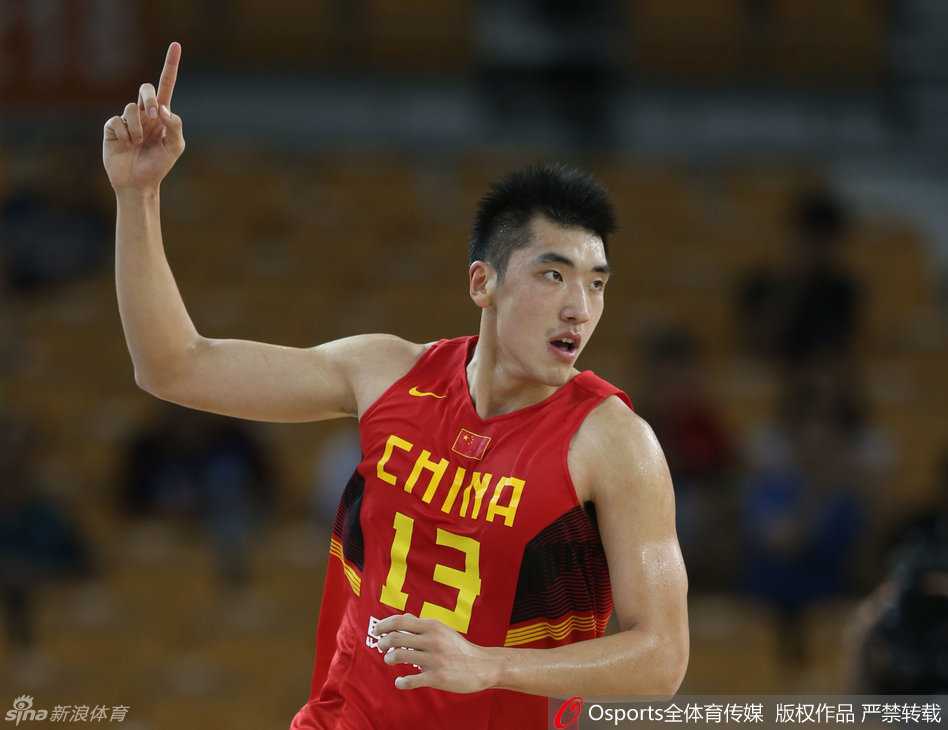 身披山东男篮战袍的陶汉林，在赛前热身时神情专注，目光如炬，对即将到来的激烈对抗充满渴望。
