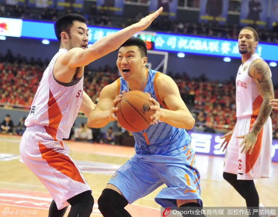 场边的宫鲁鸣指导目光如炬，神情专注地注视着场上每一个细节，手中的战术本记录着球员们的表现