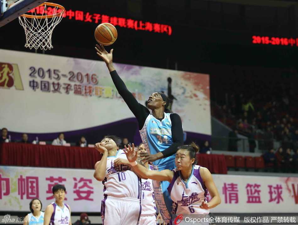 张帆眼神如炬，侧翼持球虚晃一枪，下一步就是撕裂防线的致命突破。