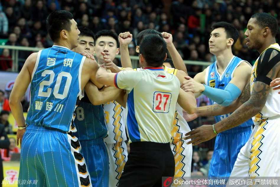 裁判奋力张开双臂，将杀红了眼的翟晓川与林志杰隔开，两人眼神中依旧充满斗志，仿佛下一秒就要挣脱束缚继续较量。